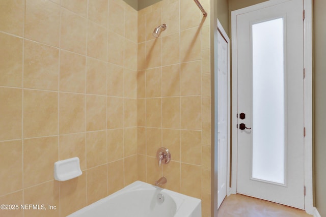 bathroom with tiled shower / bath combo