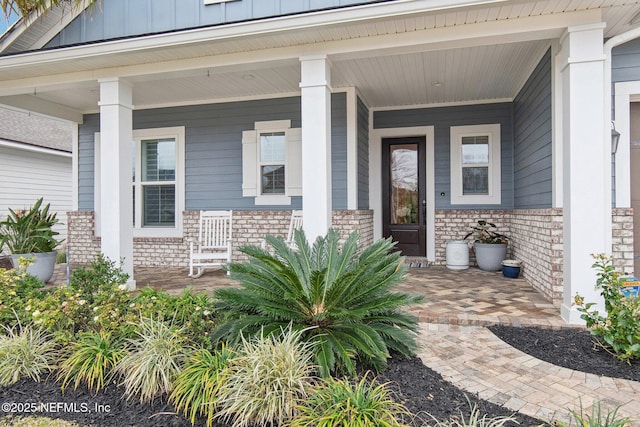 entrance to property featuring a porch