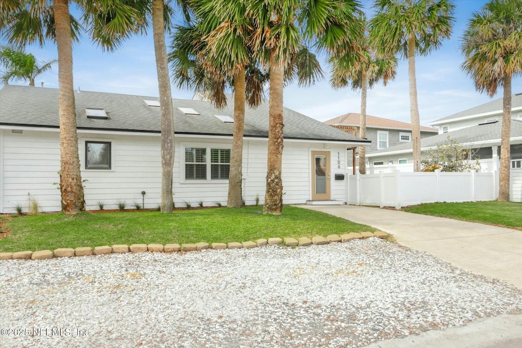 view of front of property featuring a front lawn