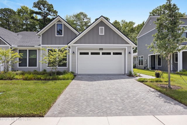 view of front of property featuring a garage and a front yard