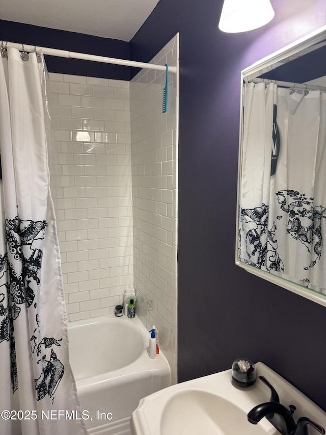 bathroom featuring sink and shower / bath combo