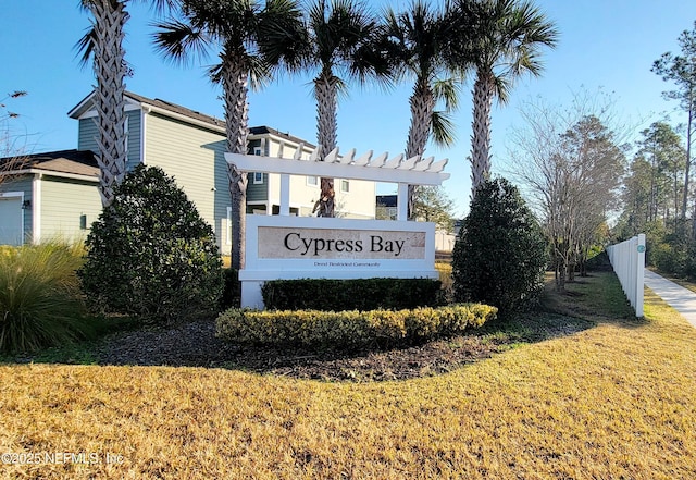 community sign with a lawn