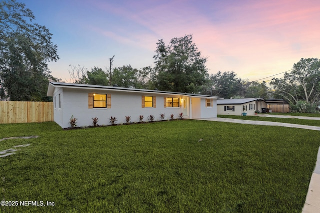 single story home featuring a lawn