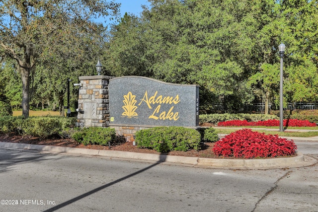 view of community / neighborhood sign