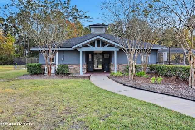 view of front of house featuring a front lawn