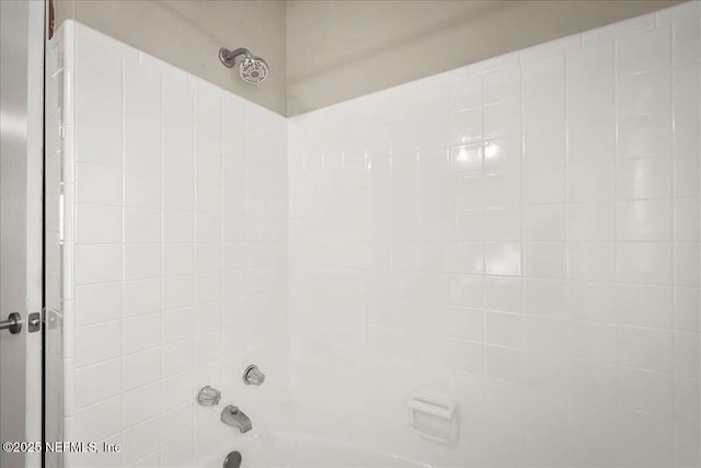 bathroom featuring tiled shower / bath combo