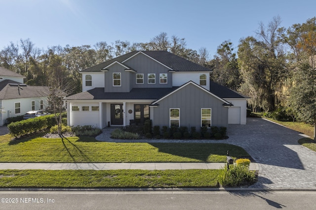 view of front property featuring a front yard