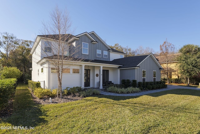 view of front of property featuring a front lawn