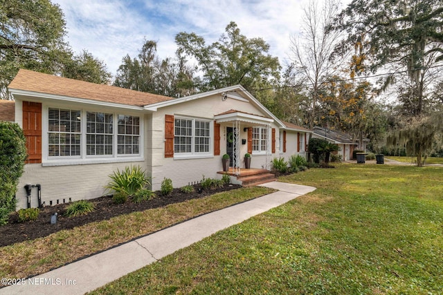 ranch-style house featuring a front yard