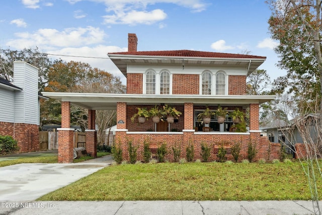 view of front facade featuring a porch and a front lawn