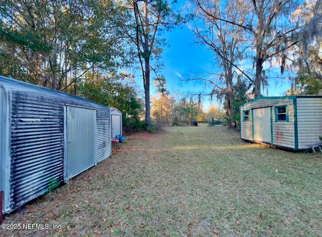 view of yard with a storage unit