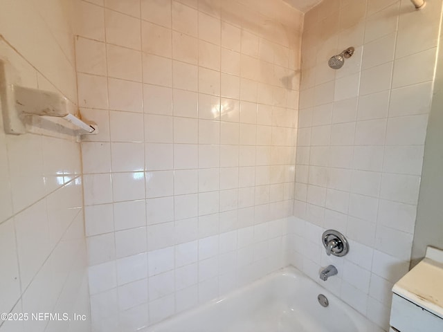 bathroom featuring tiled shower / bath