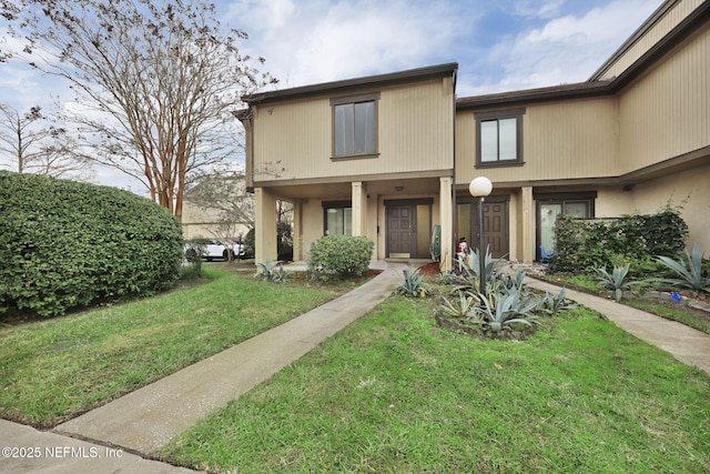 townhome / multi-family property featuring a front yard