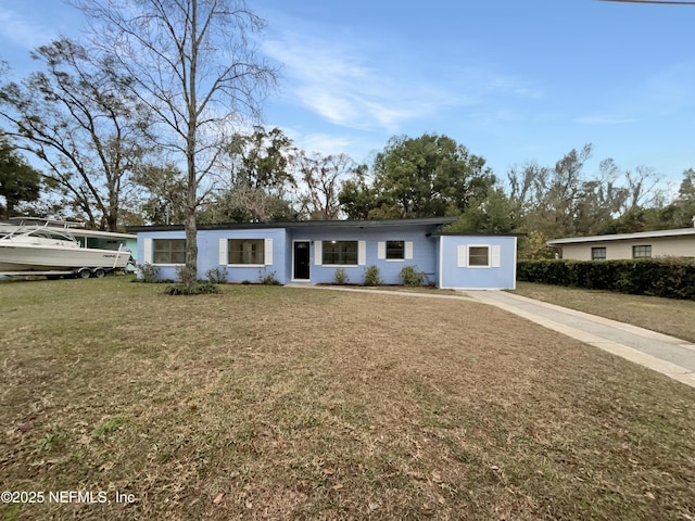 view of front facade featuring a front lawn