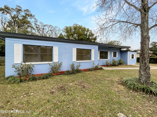 single story home featuring a front lawn