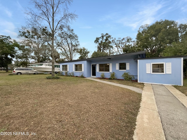 view of front facade featuring a front yard