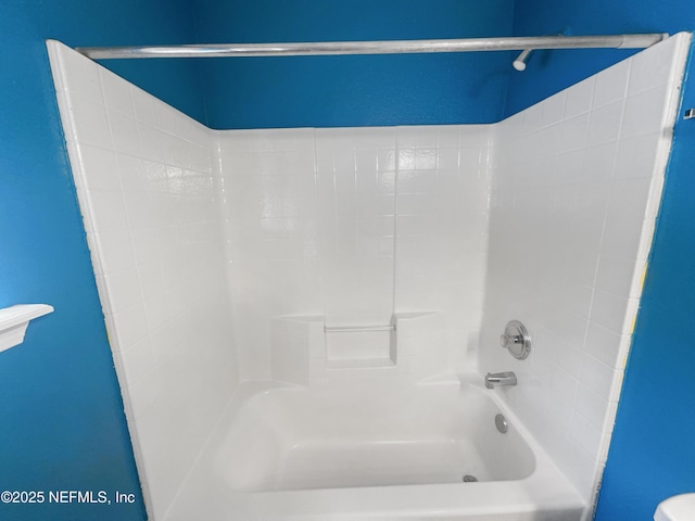 bathroom with bathtub / shower combination