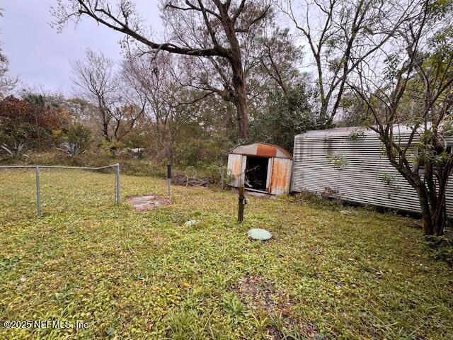 view of yard featuring a shed