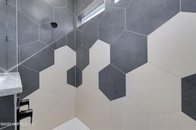 details featuring tiled shower