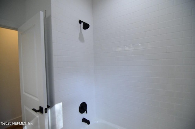 room details featuring tiled shower / bath combo