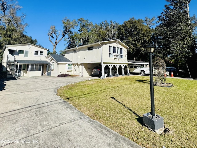 view of front of home featuring a front yard and a carport