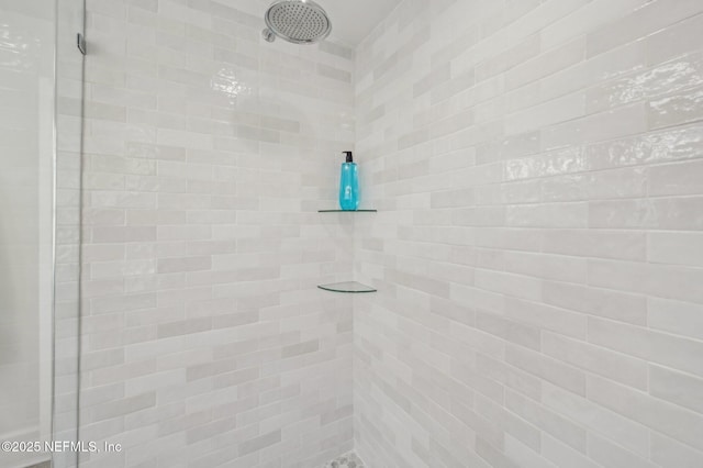 details featuring tiled shower