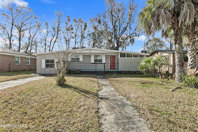 view of front of property with a front yard