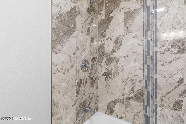 bathroom featuring tiled shower / bath