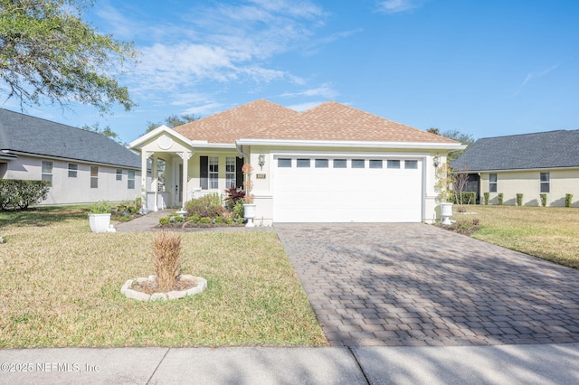 view of front of property featuring a garage, a porch, and a front yard