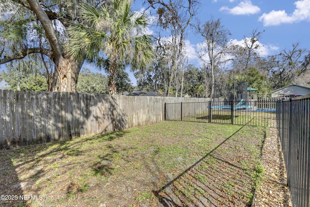 view of yard featuring a fenced in pool