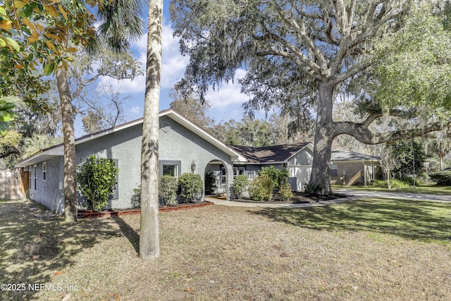 view of front of property featuring a front lawn