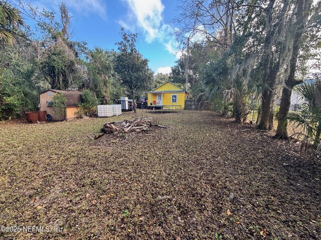 view of yard with a storage unit