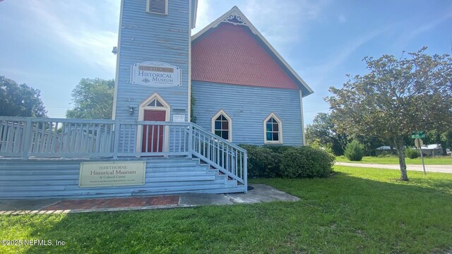 view of front of house with a front lawn