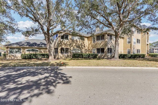 view of front facade featuring a front yard