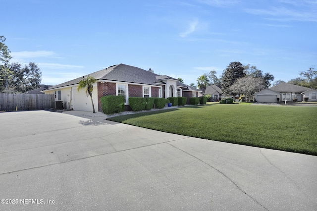 view of front of home featuring a front lawn