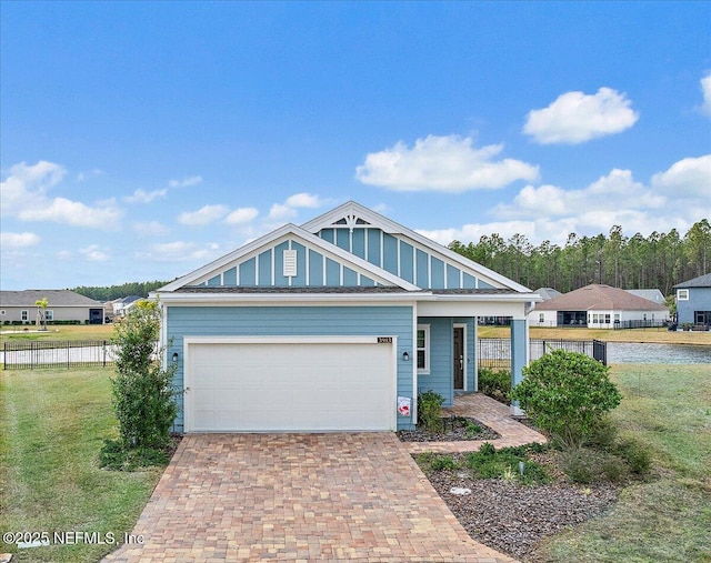 view of front facade featuring a garage and a front yard