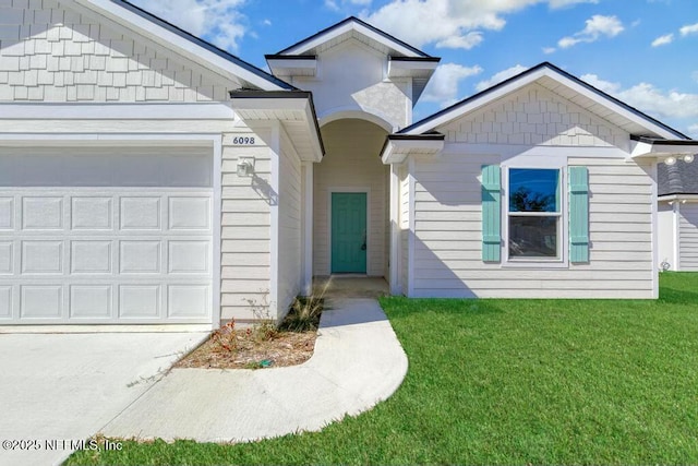 view of front of home featuring a garage and a front yard