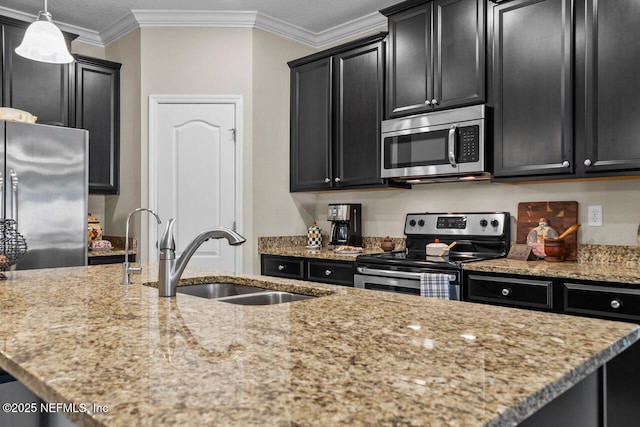 kitchen with sink, stainless steel appliances, hanging light fixtures, and crown molding