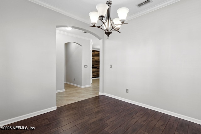 empty room featuring an inviting chandelier and crown molding