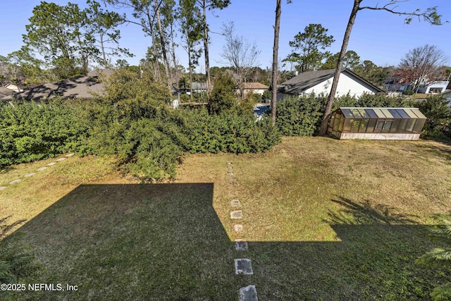 view of yard featuring an outbuilding