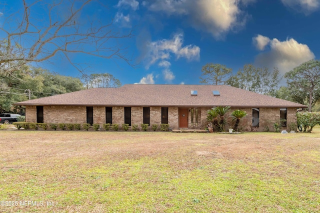 ranch-style home featuring a front lawn