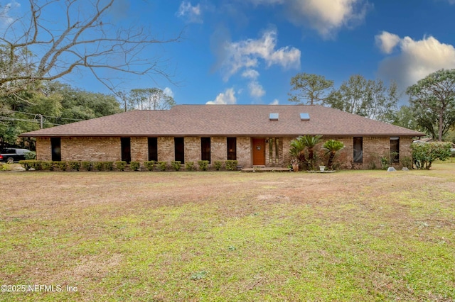 single story home with a front lawn