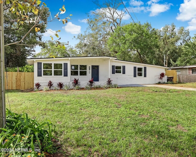 view of front of property with a front yard