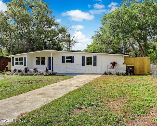 single story home featuring a front yard