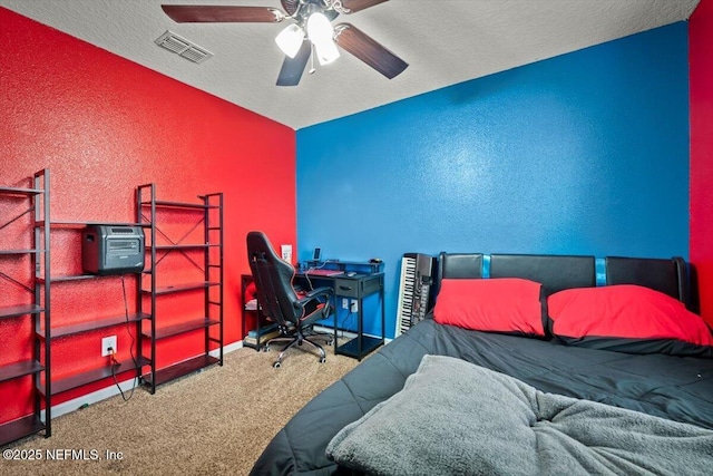 bedroom featuring a textured ceiling, carpet floors, and ceiling fan