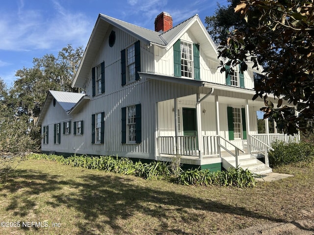 view of front of house featuring a porch and a front yard