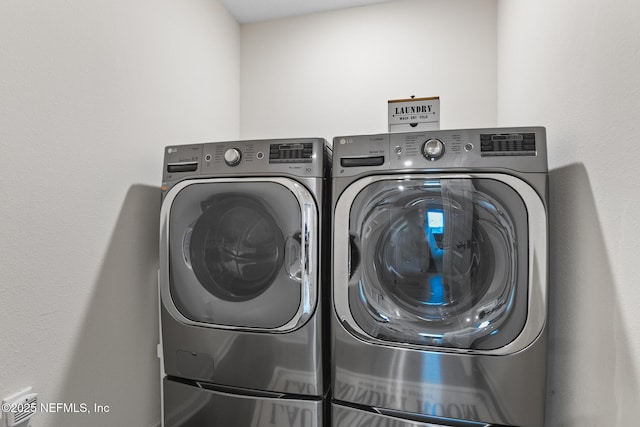 washroom featuring washing machine and clothes dryer