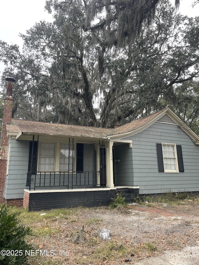 single story home with a porch