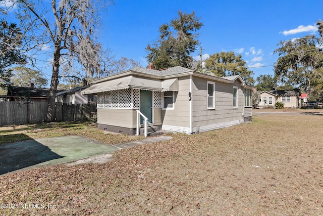 view of front of home featuring a front yard