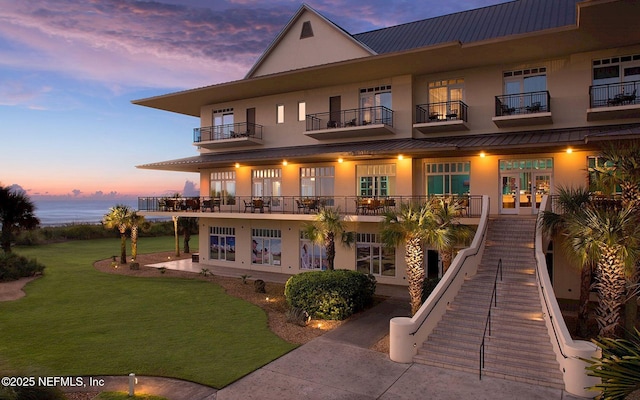 view of front of property featuring a lawn